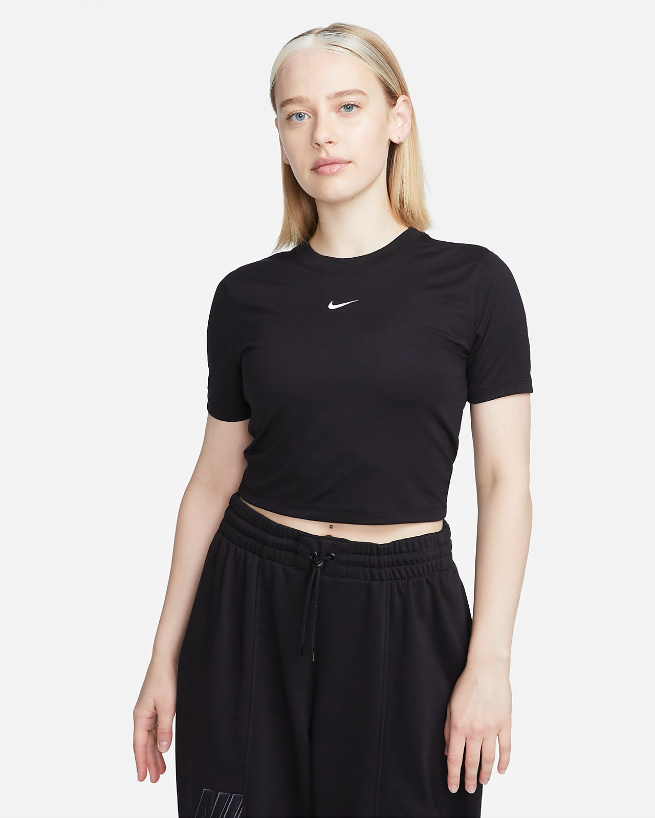 Nike Sportwear Essential Slim Fit Crop T-Shirt